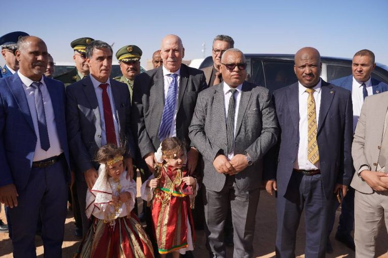 وزير الصناعة يزور المزرعة الفلاحية لإنتاج القطن بمجمع AGRODIV بأدرار