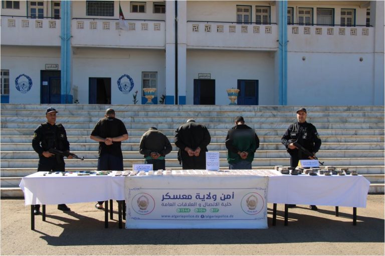 شرطة معسكر تطيح بشبكة إجرامية وتضبط أكثر من 13 كلغ من الكيف المعالج