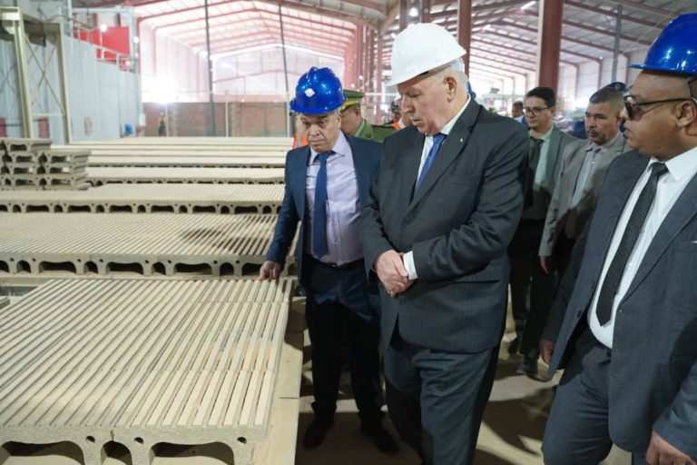 وزير الصناعة يعاين مشروع إعادة تأهيل مصنع الآجر بأدرار ويأمر بتسريع وتيرة الأشغال