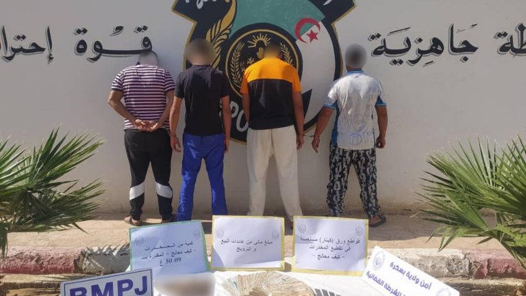 شرطة بسكرة توقف 4 مروجين وتحجز كمية من المخدرات والمؤثرات العقلية
