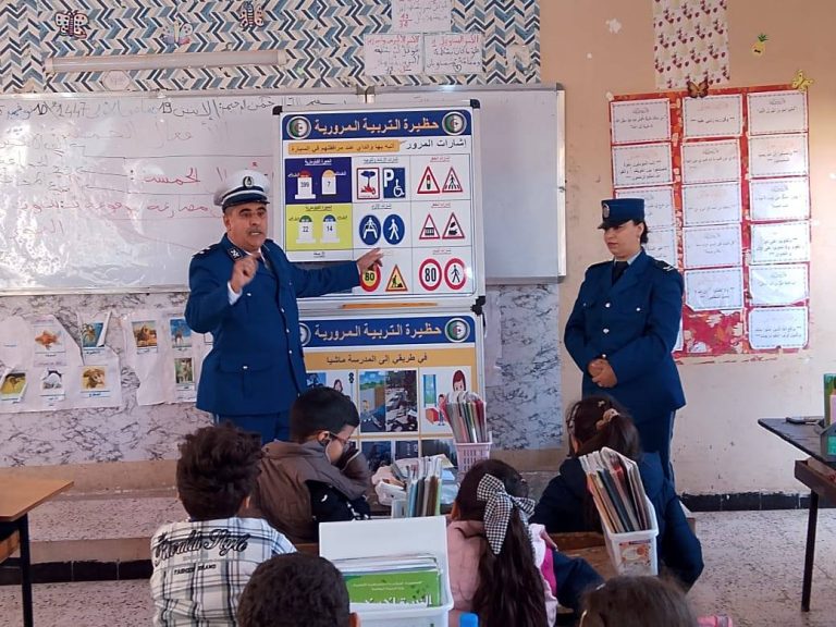 شرطة سيدي بلعباس تطلق حملة تحسيسية حول السلامة المرورية ومخاطر المخدرات