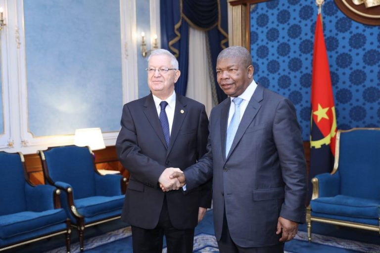 عزوز ناصري يستقبل من قبل الرئيس الأنغولي ويسلمه رسالة خطية من رئيس الجمهورية