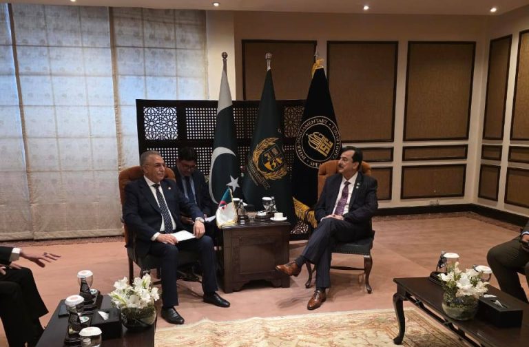 رئيس المجموعة البرلمانية للثلث الرئاسي بمجلس الأمة يلتقي رئيس مجلس الشيوخ الباكستاني في إسلام أباد