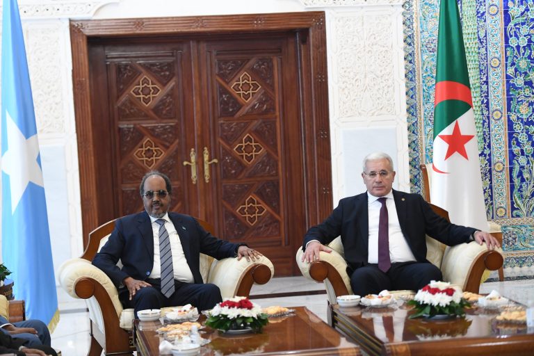 رئيس جمهورية الصومال الفيدرالية يحل بالجزائر ويستقبل من قبل رئيس المجلس الشعبي الوطني