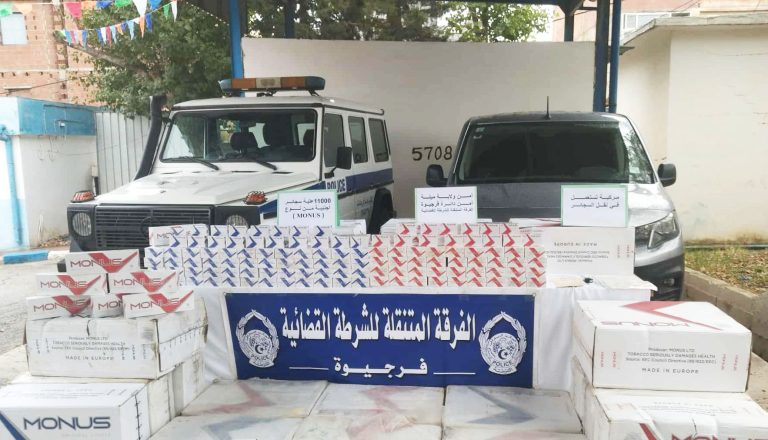 أمن ميلة يوقف شخصين ويضبط 11,000 علبة سجائر مهربة