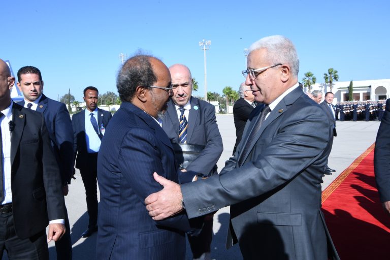 رئيس جمهورية الصومال الفيدرالية يغادر الجزائر بعد زيارة رسمية