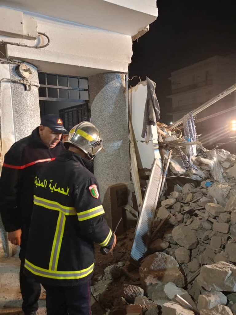 انهيار بناية سكنية قديمة بالجزائر واستنفار فرق الإنقاذ