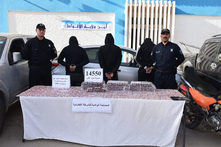 شرطة الأغواط توقف 03 أشخاص وتحجز 14550 كبسولة من المؤثرات العقلية وتسترجع مركبات