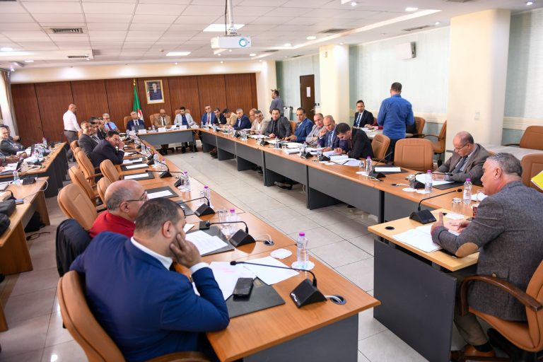 لجنة المالية والميزانية تدرس التعديلات المقترحة على مشروع قانون المالية لسنة 2026