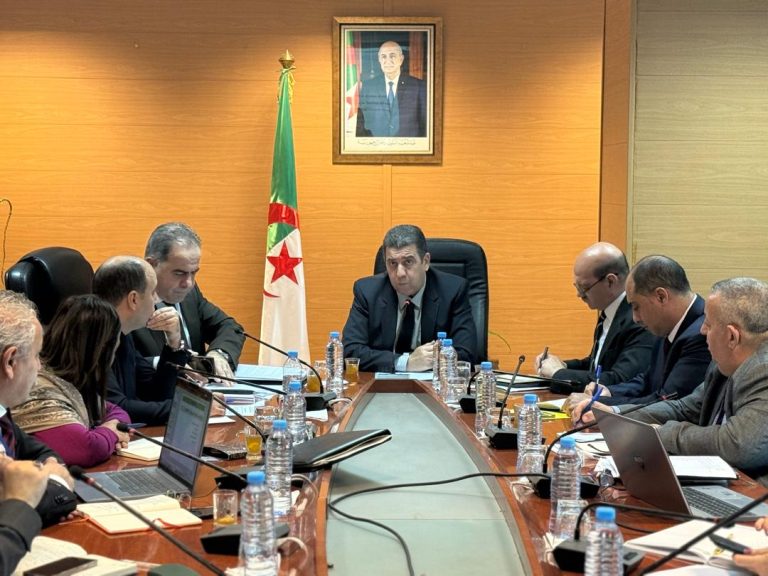 اجتماع خلية اليقظة بوزارة التجارة لضمان وفرة المواد الأساسية قبل رمضان