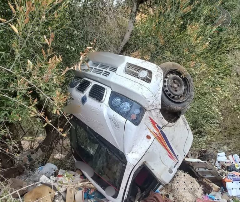 الشلف : حادث مرور بانقلاب شاحنة صغيرة يُسفر عن إصابة شخص