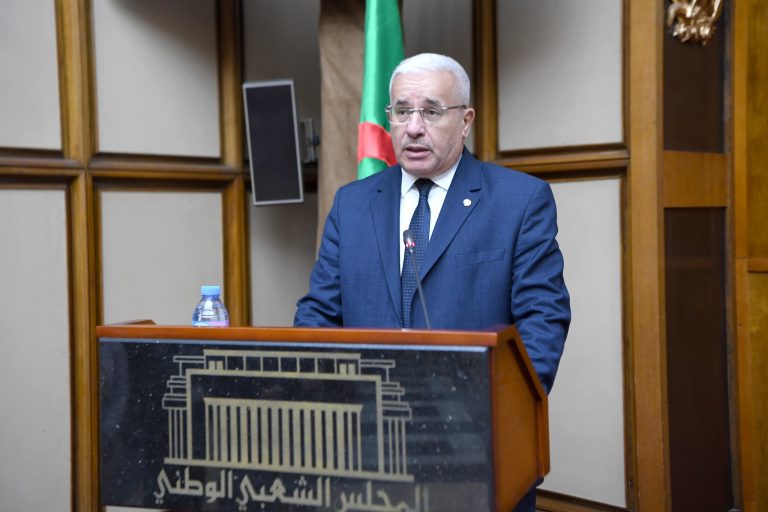 رئيس المجلس الشعبي الوطني يكرّم موظفي الجناح الموحد للبرلمان في الصالون الدولي للكتاب