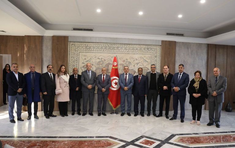 وفد المجموعة البرلمانية للأخوة والصداقة “الجزائر– تونس” يحلّ بتونس