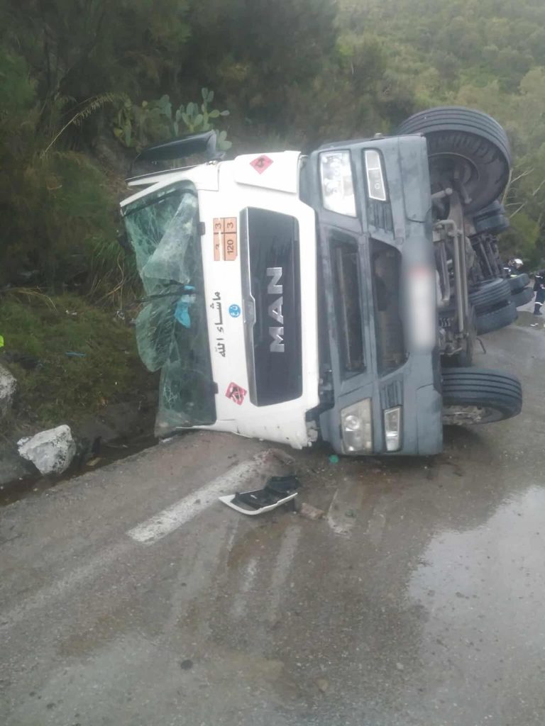 إصابة شخص في حادث انقلاب شاحنة محملة بالبنزين بجيجل