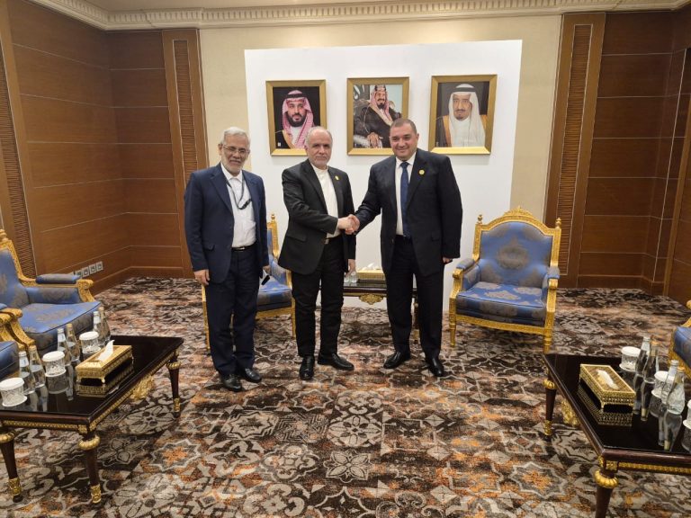 وزير العدل الجزائري يلتقي نظيره الإيراني في المؤتمر العدلي الدولي بالرياض، حيث ناقشا سبل تطوير التعاون القانوني والقضائي بين البلدين.