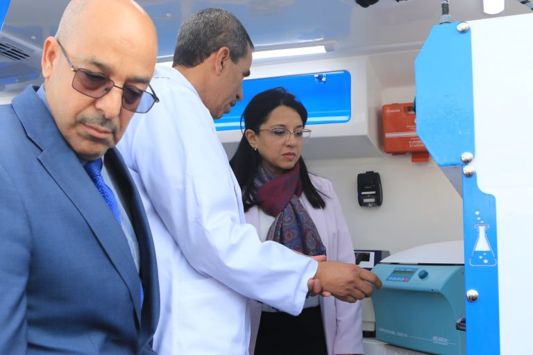 آمال عبد اللطيف تشرف على افتتاح اليوم الإعلامي حول المخابر المتنقلة المجهزة