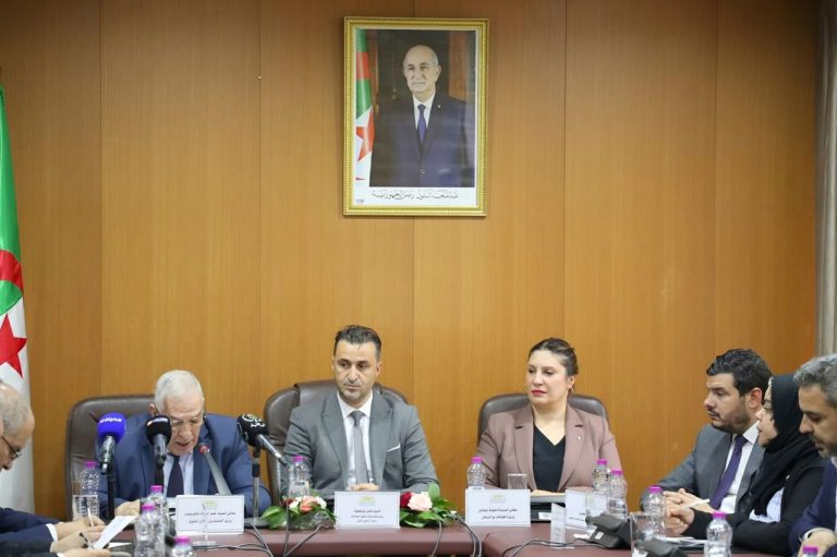 لجنة الصحة تستمع إلى عرض حول واقع وآفاق قطاع المجاهدين