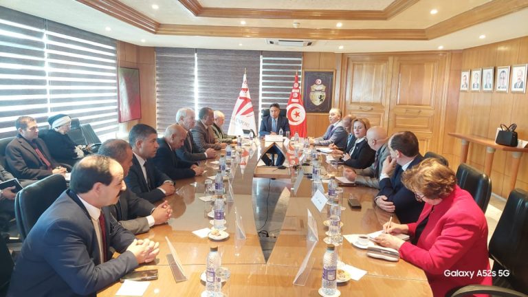 وفد مجموعة الصداقة والأخوة “الجزائر – تونس” يجري لقاء مع الرئيس المدير العام للمركز التونسي للنهوض بالصادرات