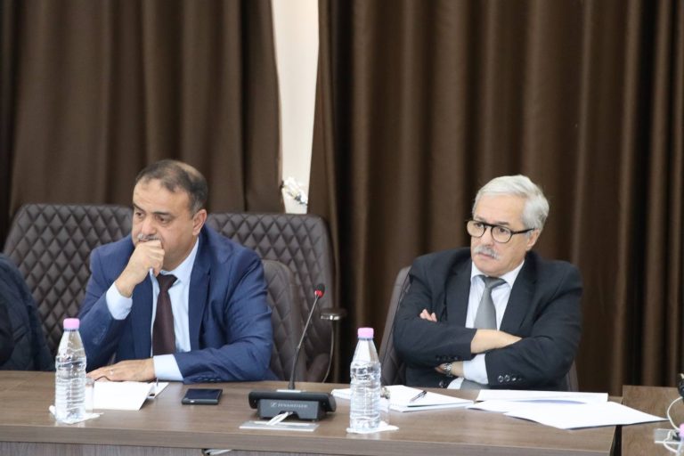 وزارة الأشغال العمومية والمنشآت القاعدية تعقد اجتماع عمل لمتابعة صيانة شبكة الطرق السيارة