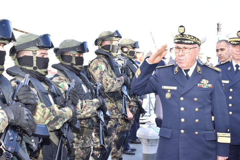 قائد القوات البحرية يشرف على مراسم تفتيش الغراب قاذف الصواريخ “رايس حسان بربيار” رقم المتن 807