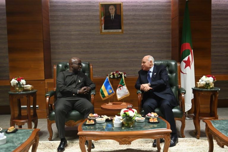 الجزائر ورواندا تعززان التعاون على هامش مؤتمر تجريم الاستعمار في إفريقيا