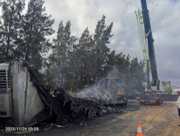 الحماية المدنية تخمد حريق شاحنة محملة بالمارغرين بالطريق السريع في العفرون
