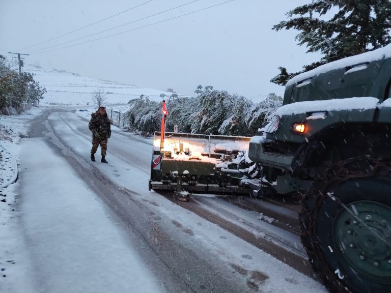 الناحية العسكرية الخامسة تتدخل لفك العزلة وفتح الطرقات بعد تساقط كثيف للثلوج بسطيف