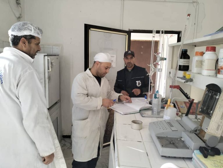 مدير التجارة لولاية بجاية يقوم بجولة ميدانية لمراقبة إنتاج وتوزيع الزيت الغذائي وحليب الأكياس المدعم