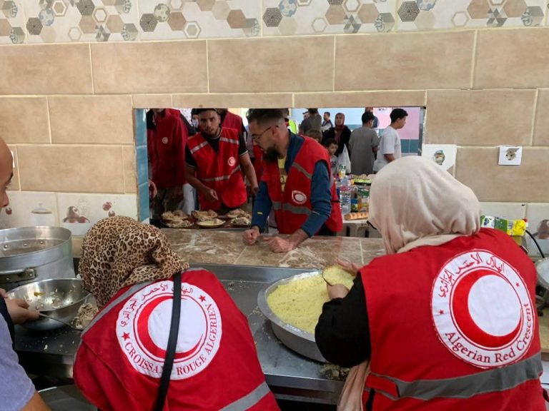 متطوعو الهلال الأحمر يحضرون وجبات غذاء للعائلات المُجلَّاة ببلدية مسلمون في تيبازة