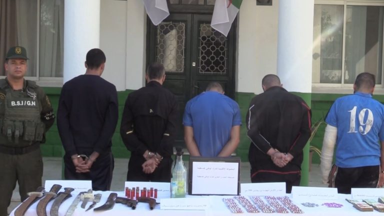 قسنطينة : الدرك الوطني يطيح بعصابة أحياء ويحجز أسلحة وكمية من الأقراص المهلوسة