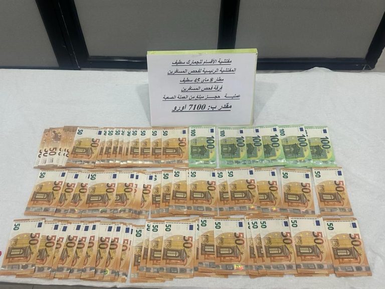 جمارك سطيف تحجز 690 علبة سجائر و7100 أورو غير مصرح بها بمطار سطيف الدولي