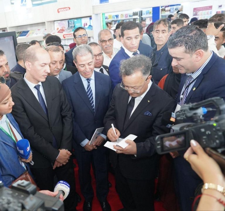 وزير التعليم العالي والبحث العلمي كمال بداري يزور المعرض الدولي للكتاب “سيلا 2025”