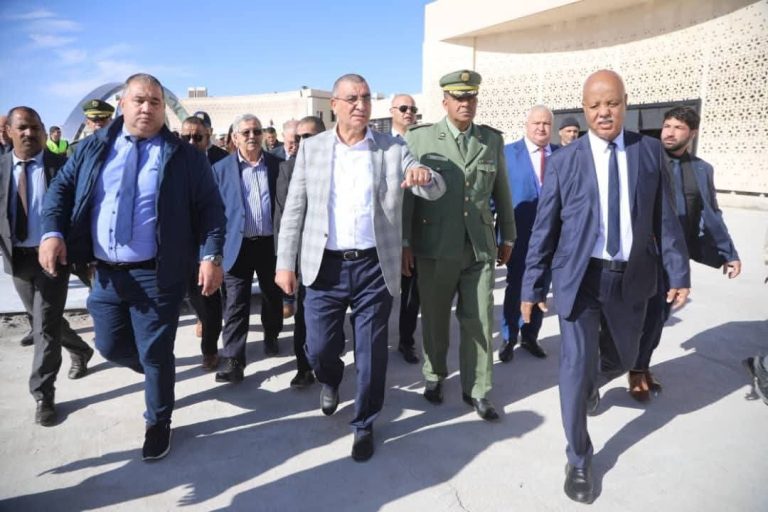 وزير الأشغال العمومية عبد القادر جلاوي يتفقد محطة القطار بتندوف