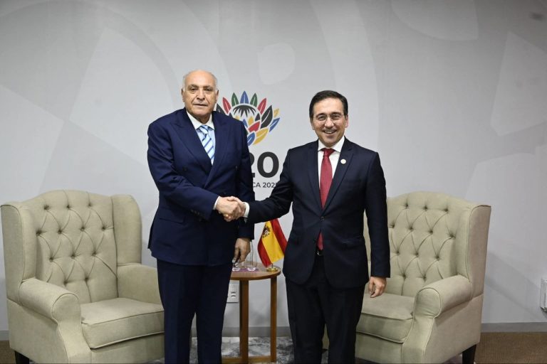 لقاء ثنائي بين وزير الخارجية أحمد عطاف ونظيره الإسباني خوسيه مانويل ألباريس على هامش قمة العشرين