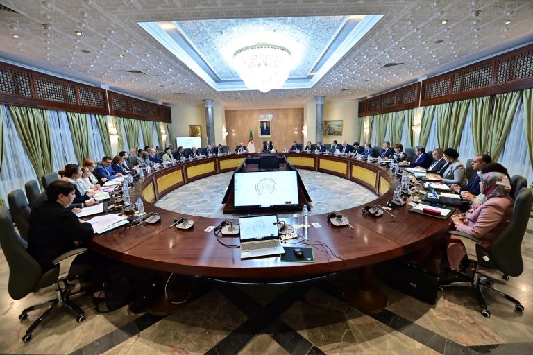 الوزير الأول سيفي غريب يترأس اجتماعًا للحكومة