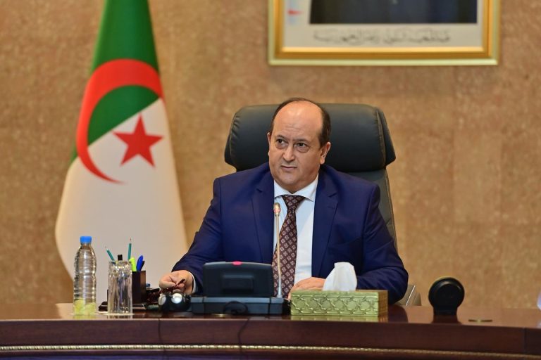 الوزير الأول السيد سيفي غريب يترأس اجتماعاً للحكومة