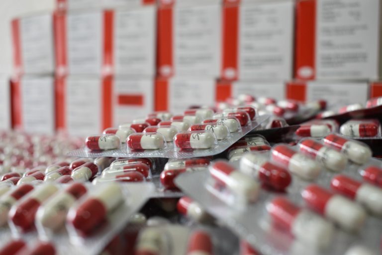 شرطة باتنة توقف مروّجًا للمؤثرات العقلية وتحجز 1419 قرصًا مهلوسًا