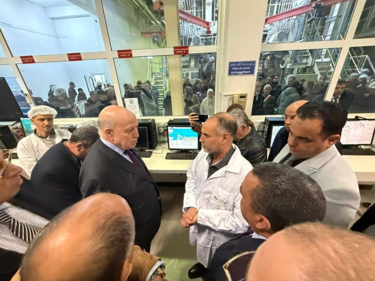 وزير الصناعة يتفقد فرع حبوب ومصبرات الشرق بمجمع AGRODIV بقالمة
