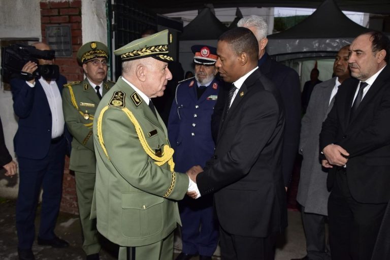 الفريق أول السعيد شنڨريحة يوقع سجل التعازي بسفارة ليبيا بالجزائر