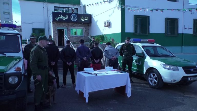 الدرك الوطني بالجزائر العاصمة يطيح بعصابة أحياء إثر تداولها مقاطع فيديو عبر مواقع التواصل تقوم بحجز الأشخاص والاعتداء عليهم بالضرب مع التهديد بسلاح أبيض