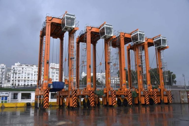 ميناء الجزائر يعزز أسطوله بمعدات حديثة لتصفيف الحاويات