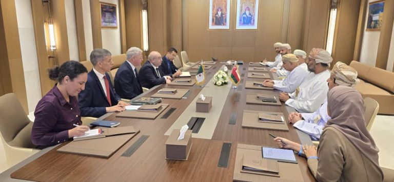 وزير الصناعة الصيدلانية يقوم بزيارة عمل إلى سلطنة عمان لتعزيز الشراكة الصيدلانية بين البلدين