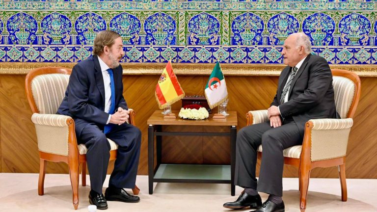 أحمد عطاف يستقبل سفير إسبانيا في زيارة وداعية