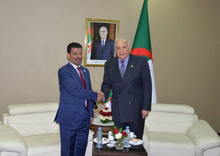 عطاف يتباحث تطورات القضية الصحراوية مع وزير خارجية الجمهورية الصحراوية