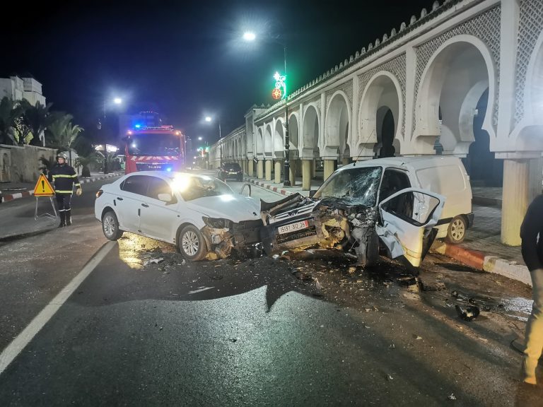 إصابة شخصين في اصطدام بين سيارتين بولاية المدية