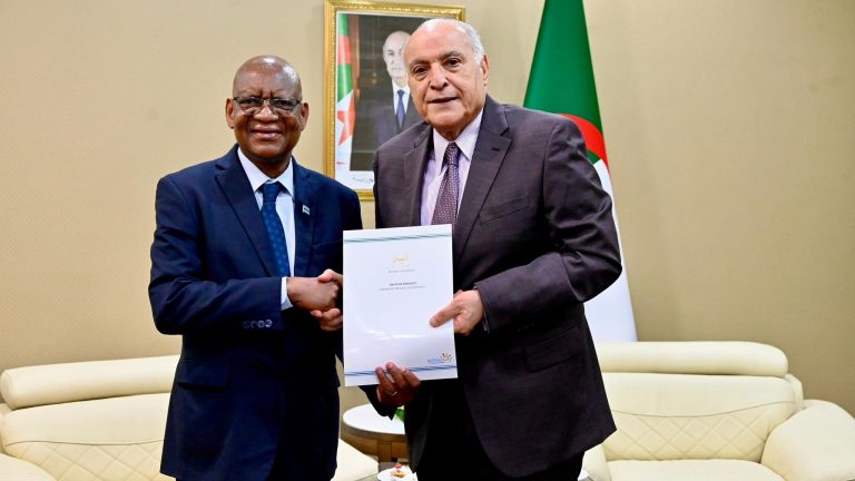 وزير الخارجية أحمد عطاف يستقبل سفير بوتسوانا الجديد