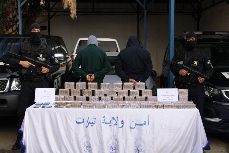 شرطة تيارت توقف مشتبهين وتحجز 25 كلغ من الكيف المعالج وتسترجع مركبة