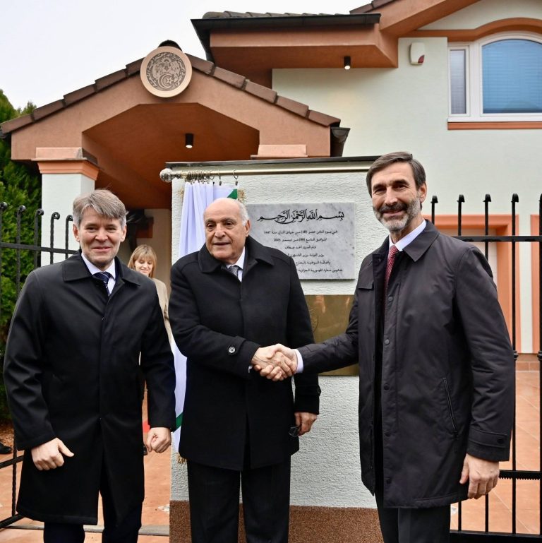 عطاف يشرف على التدشين الرسمي لمقر سفارة الجزائر بسلوفاكيا