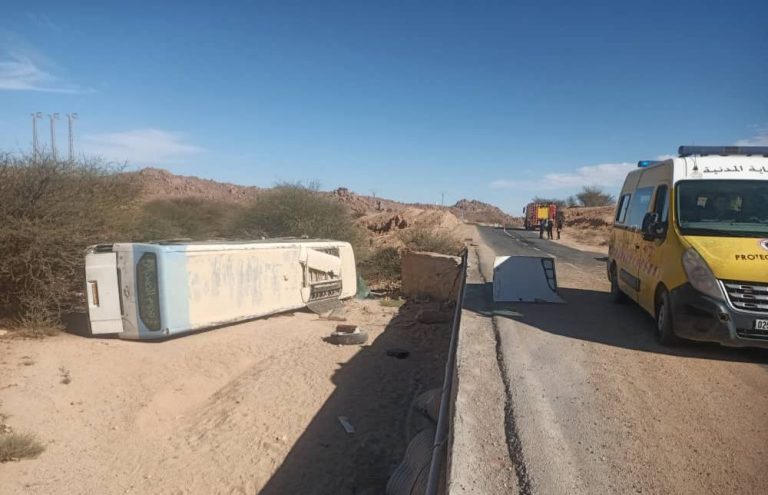 إصابة 12 شخصًا في انقلاب حافلة للنقل المدرسي بتامنغست