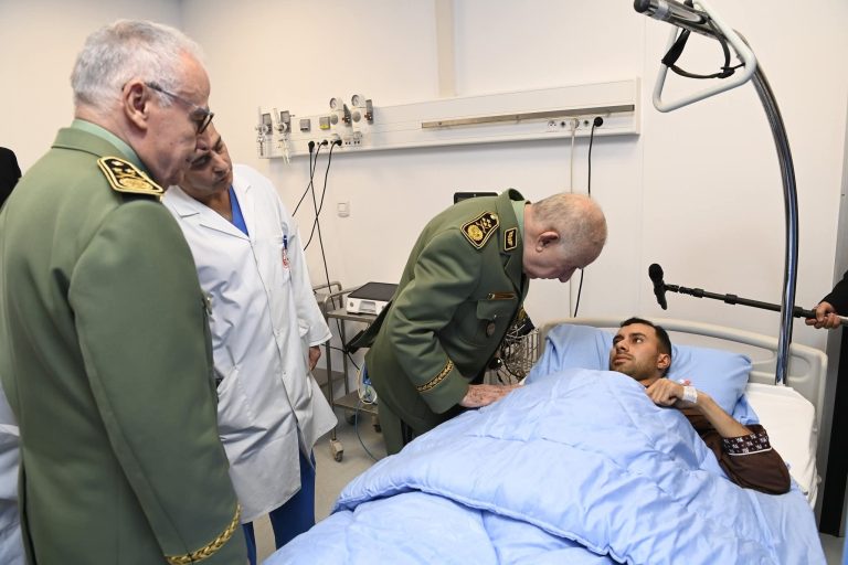 الفريق أول السعيد شنڨريحة يتفقد جرحى حادث المرور بولاية بني عباس